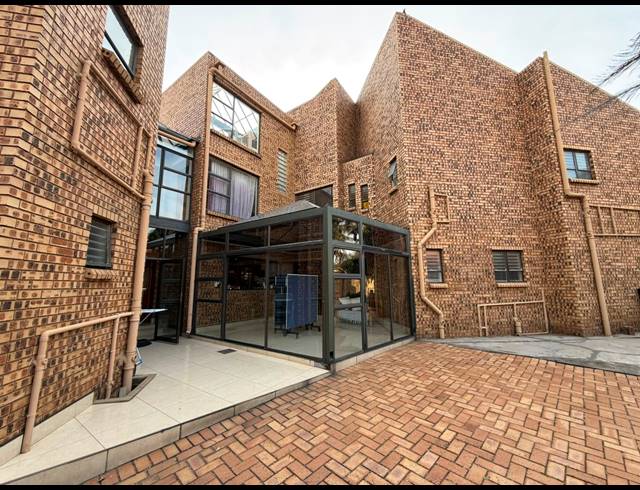 6 BEDROOM HOUSE FOR SALE IN SUNWARD PARK